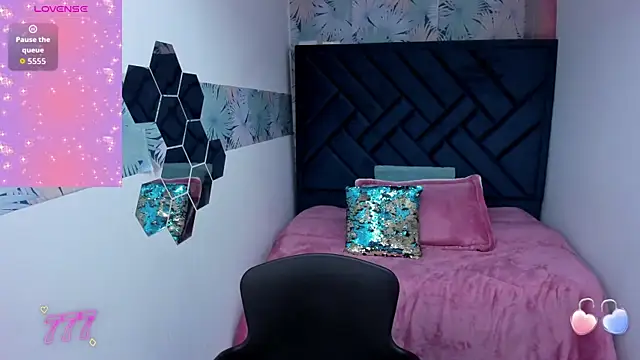 Valery More   online show from 04.21.26