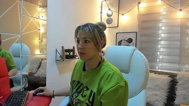 sophialyh 1 online show from 11.27.25