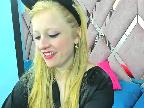 Snapshot of AliceCat_01 chatting on 10.18.25 AliceCat 01 online show from 10.18.25