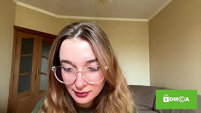 Snapshot of CoraJamerson chatting on 10.03.25 CoraJamerson online show from 10.03.25