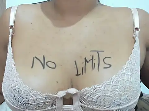 Snapshot of Valentinahot7 chatting on 10.15.25 Valentinahot7 online show from 10.15.25