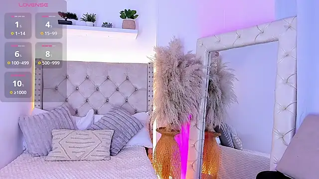 mia juicy  online show from 10.28.25