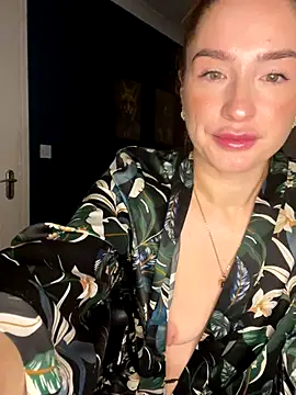 Snapshot of Cherry-L-28 chatting on 11.28.25 Cherry-L-28 online show from 11.28.25