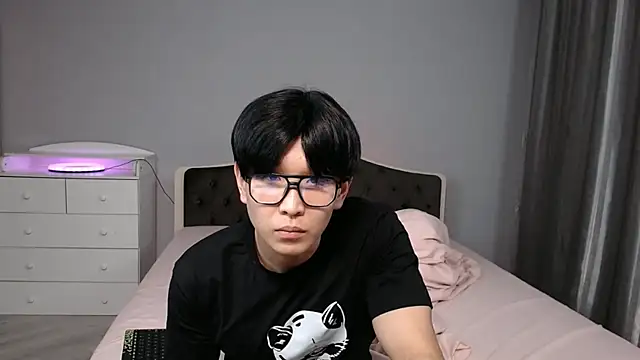 Snapshot of KaiChicken chatting on 11.20.25 KaiChicken online show from 11.20.25