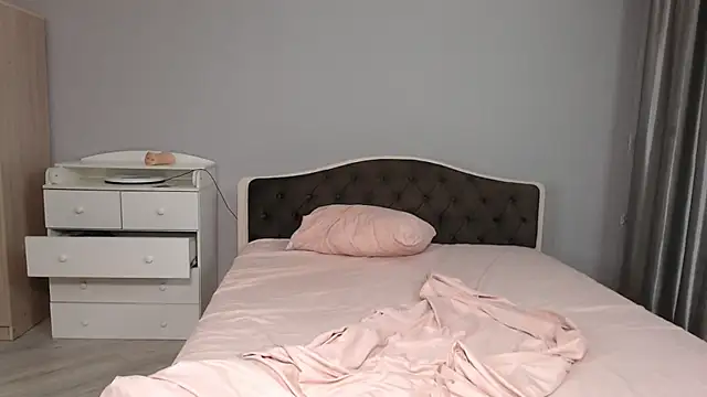 Snapshot of KaiChicken chatting on 11.29.25 KaiChicken online show from 11.29.25