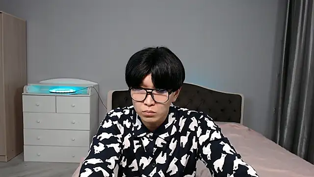 Snapshot of KaiChicken chatting on 12.02.25 KaiChicken online show from 12.02.25