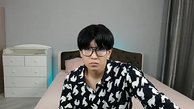 Snapshot of KaiChicken chatting on 12.04.25 KaiChicken online show from 12.04.25