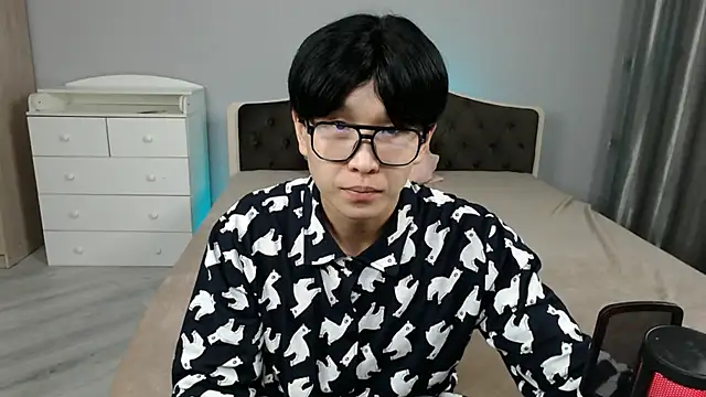 Snapshot of KaiChicken chatting on 12.04.25 KaiChicken online show from 12.04.25