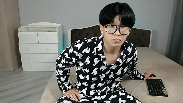 Snapshot of KaiChicken chatting on 12.05.25 KaiChicken online show from 12.05.25