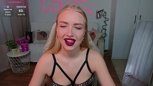 Snapshot of TessaGrays chatting on 04.30.26 TessaGrays online show from 04.30.26