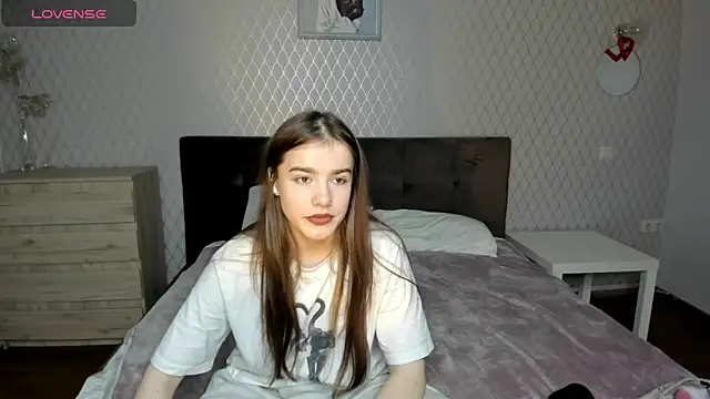 Snapshot of ShellyMoon_ chatting on 10.25.25 ShellyMoon  online show from 10.25.25