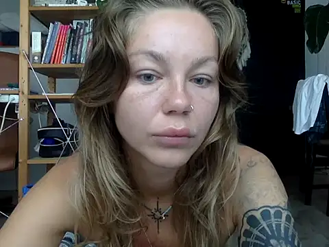Snapshot of MiraLuna chatting on 09.30.25 MiraLuna online show from 09.30.25