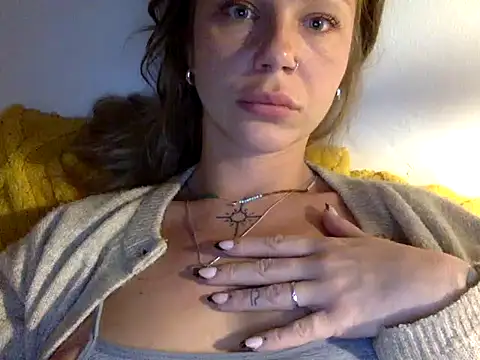 Snapshot of MiraLuna chatting on 10.09.25 MiraLuna online show from 10.09.25