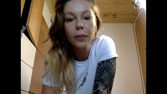 Snapshot of MiraLuna chatting on 10.21.25 MiraLuna online show from 10.21.25