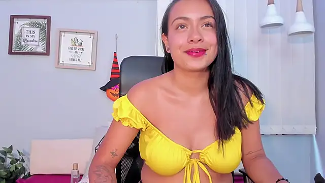 Snapshot of Lilo_Rose chatting on 10.21.25 Lilo Rose online show from 10.21.25