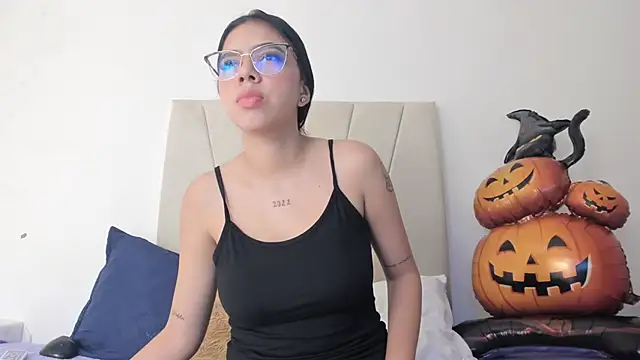 Ainoa Pink online show from 10.11.25