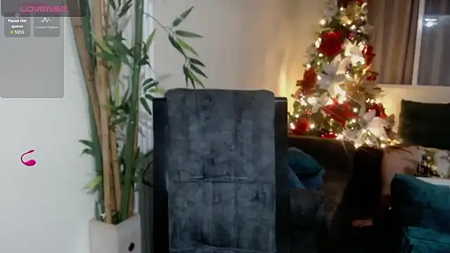 Snapshot of Michellx_hot2 chatting on 11.10.25 Michellx hot2 online show from 11.10.25