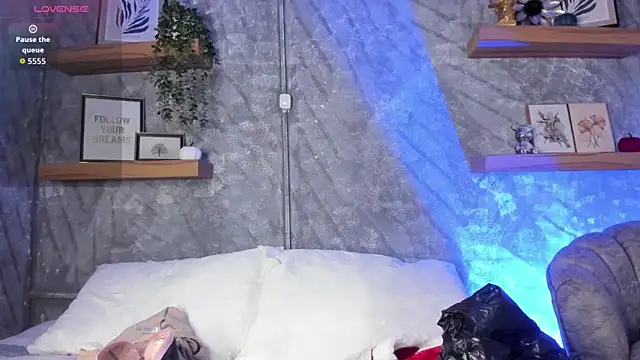 Nikolbrice online show from 12.17.25