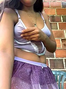 Snapshot of Sweed-virgin-pussy chatting on 10.31.25 Sweed-virgin-pussy online show from 10.31.25