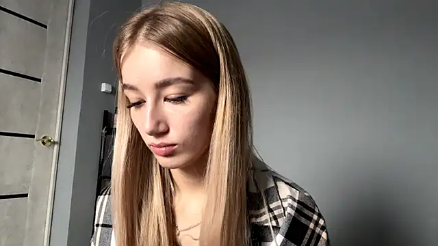 Snapshot of SweetCatherine chatting on 10.13.25 SweetCatherine online show from 10.13.25