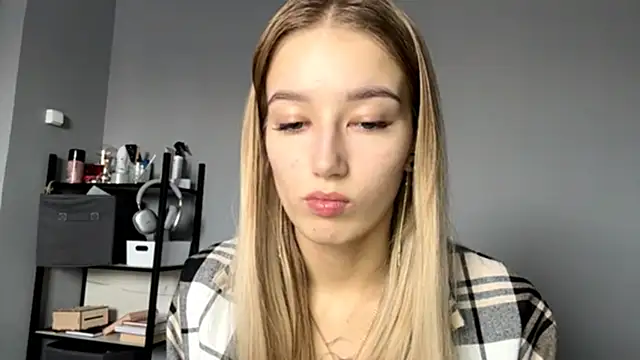 Snapshot of SweetCatherine chatting on 10.15.25 SweetCatherine online show from 10.15.25