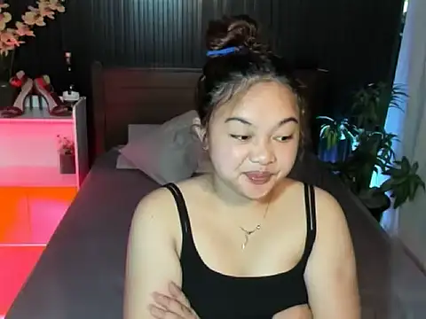 Snapshot of UrFavouriteCravings chatting on 10.20.25 UrFavouriteCravings online show from 10.20.25