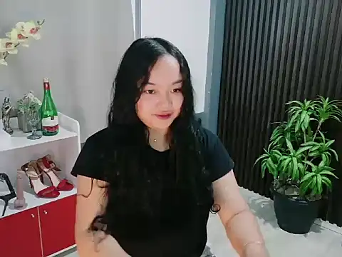 Snapshot of UrFavouriteCravings chatting on 12.16.25 UrFavouriteCravings online show from 12.16.25