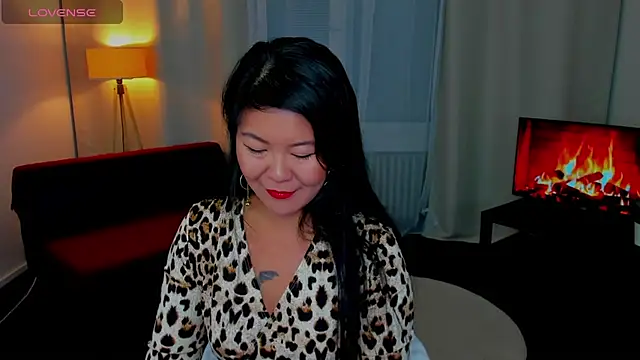 Snapshot of BeckySunday chatting on 10.17.25 BeckySunday online show from 10.17.25