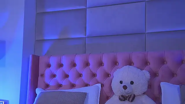 Snapshot of AmyraMoon chatting on 10.11.25 AmyraMoon online show from 10.11.25