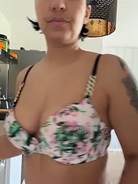 LaPetiteKim online show from 10.21.25