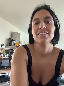 LaPetiteKim online show from 10.31.25