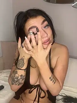 Snapshot of LolaReaX chatting on 11.05.25 LolaReaX online show from 11.05.25