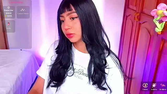 Snapshot of emma_web_ chatting on 10.17.25 emma web online show from 10.17.25