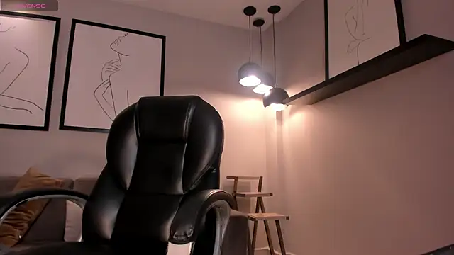 EmilyJohnsonX1 online show from 11.18.25