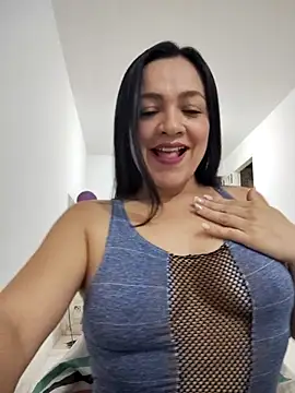 Snapshot of LindaSalo33 chatting on 10.08.25 LindaSalo33 online show from 10.08.25