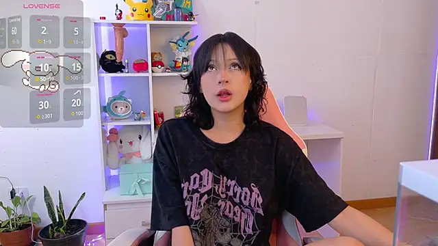 Snapshot of Sallie_Doll chatting on 11.22.25 Sallie Doll online show from 11.22.25
