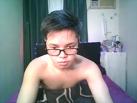 Snapshot of hot_babyboy26 chatting on 10.19.25 hot babyboy26 online show from 10.19.25
