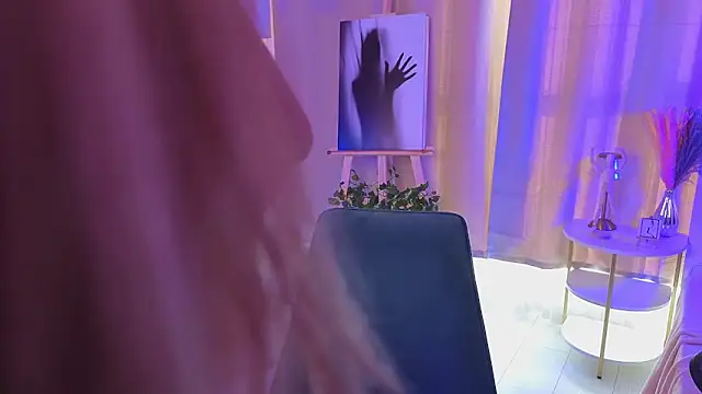 JulieLupo online show from 11.04.25