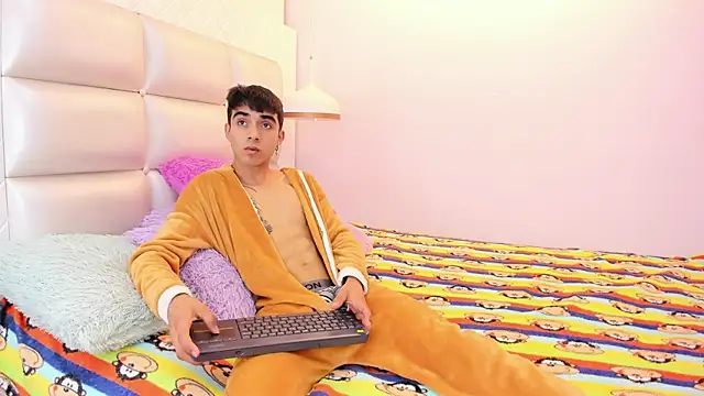 Hottie Guy online show from 10.07.25