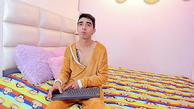 Hottie Guy online show from 10.16.25