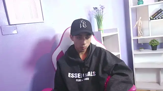 Hottie Guy online show from 10.22.25