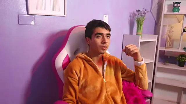 Hottie Guy online show from 10.24.25