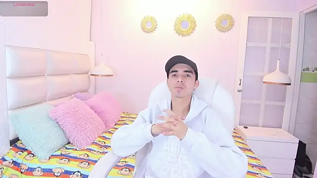 Hottie Guy online show from 10.30.25