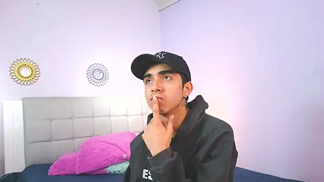 Hottie Guy online show from 11.05.25