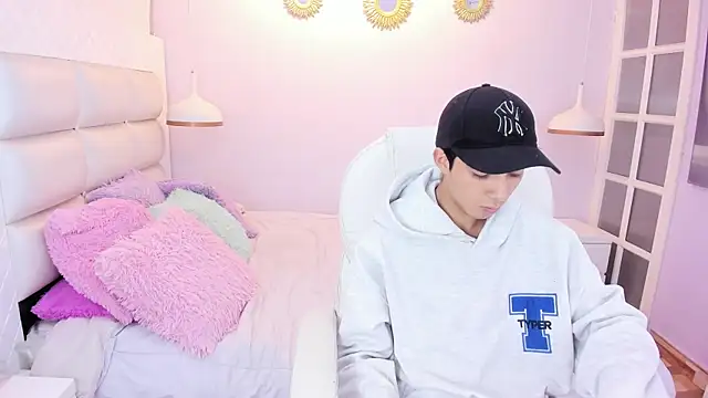 Hottie Guy online show from 11.13.25