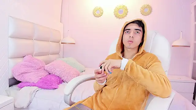 Hottie Guy online show from 11.14.25