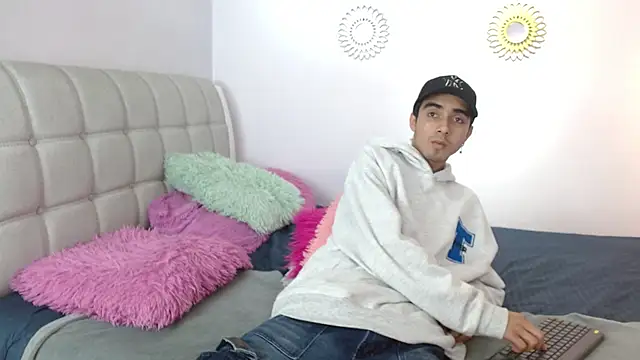 Hottie Guy online show from 11.18.25