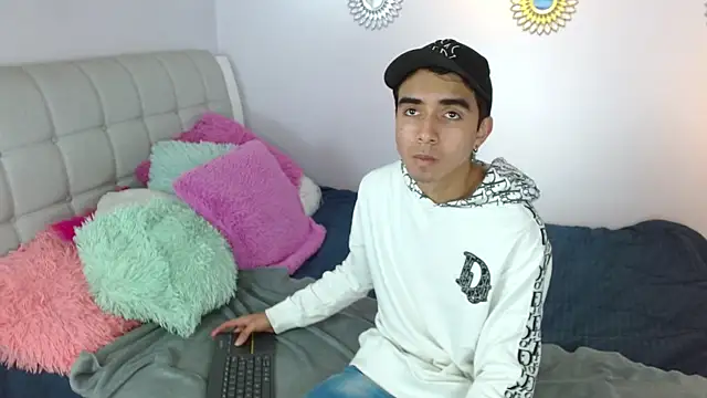 Hottie Guy online show from 11.22.25