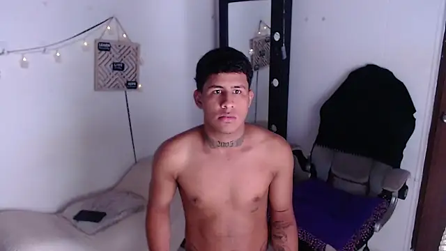 Snapshot of Dylan_horny chatting on 11.27.25 Dylan horny online show from 11.27.25