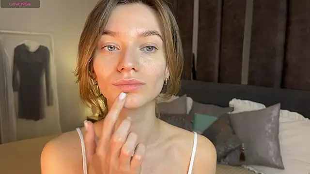 EvaToniz online show from 12.14.25